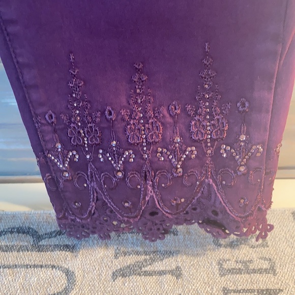 NWT LADIES CAPRI WITH SCALLOPED BOTTOMS - Picture 2 of 3